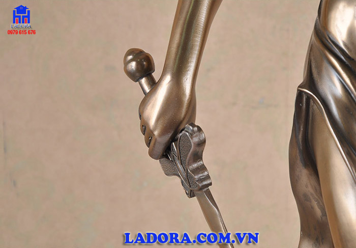 kích thước, chất liệu và màu sắc của tượng nữ thần công lý tại ladora shop