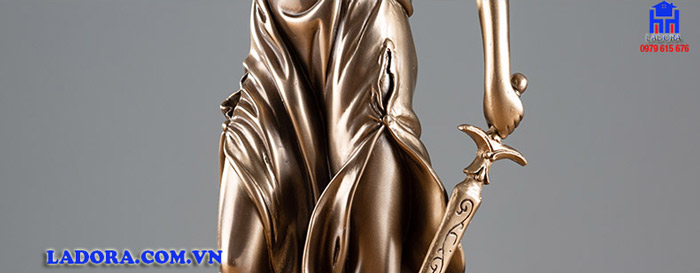 kích thước, chất liệu và màu sắc của tượng nữ thần công lý tại ladora shop