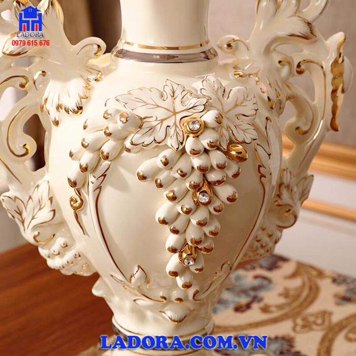 bình hoa đẹp để phòng khách với những đường nét vẽ vàng tạo điểm nhấn