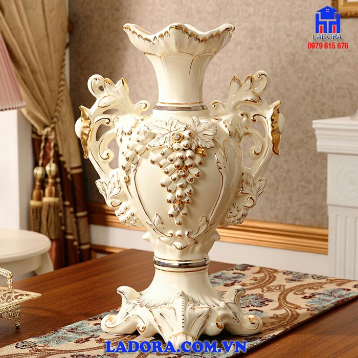 bình hoa đẹp để phòng khách theo phong cách tân cổ điển