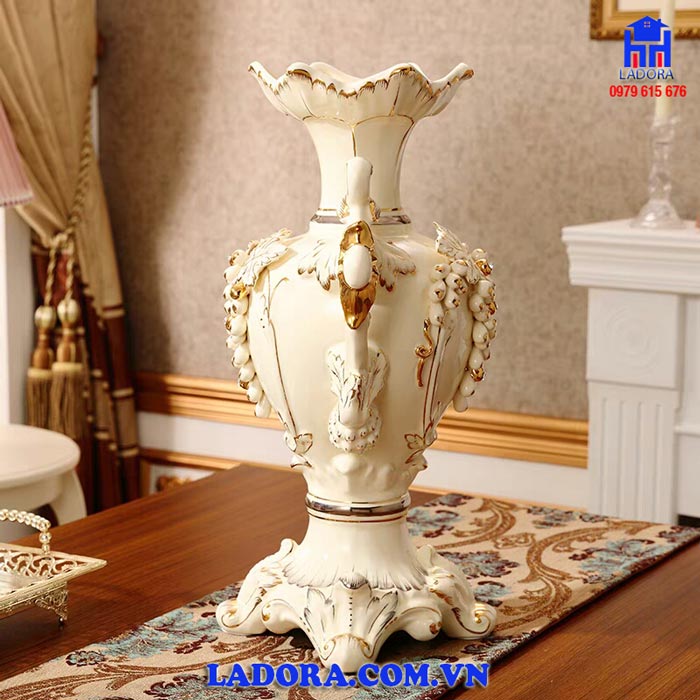 bình gốm sứ trang trí với phong cách tân cổ điển sang trọng và lịch lãm 