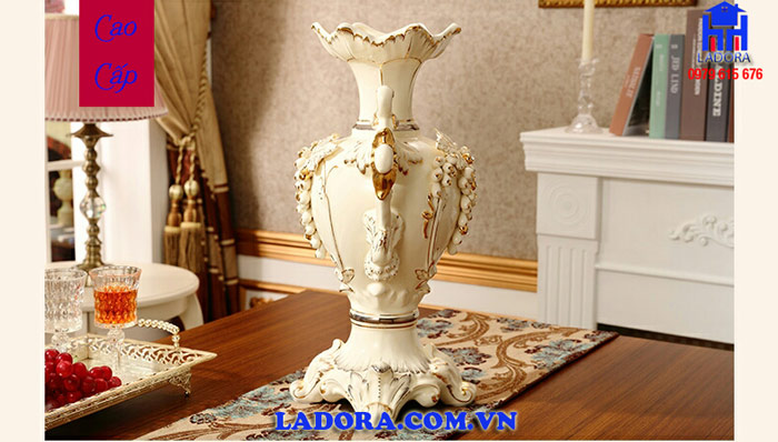 bình hoa trang trí phòng khách là món quà tân gia đẹp và ý nghĩa