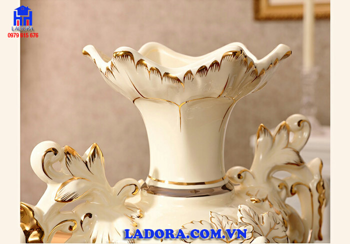 miệng bình gốm hết sức tinh tế và sang trọng