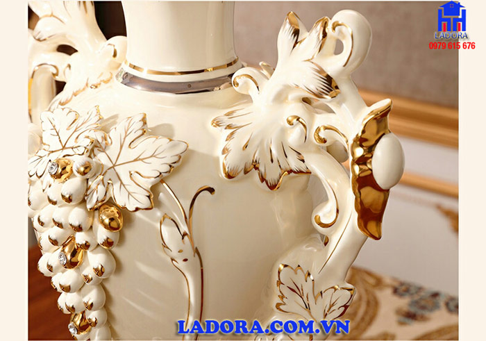 bình gốm trang trí tạo nên sự sang trọng và đẳng cấp