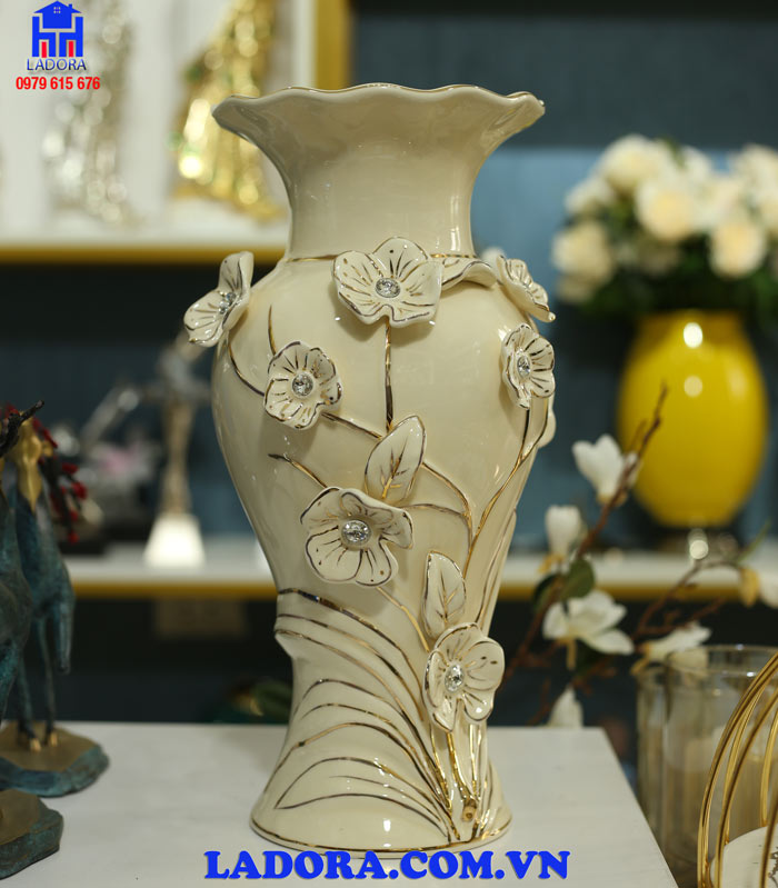 bình hoa trang trí với vẻ đẹp tinh tế và thanh lịch