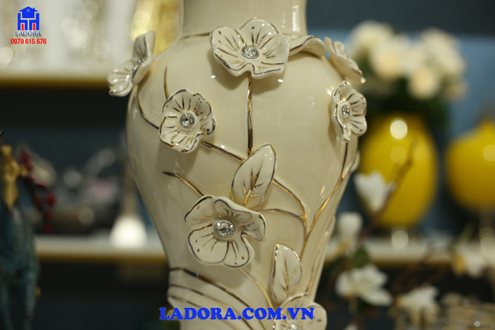bình hoa trang trí decor với những bông hoa đắp nổi hết sức tinh tế
