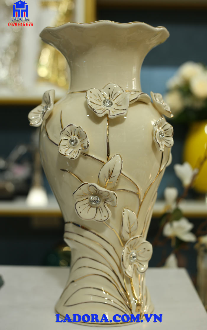 bình hoa trang trí với những nét đẹp tinh xảo