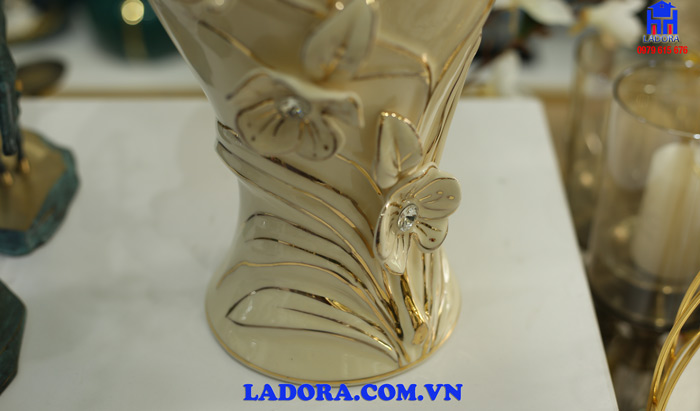 phần dưới thân bình được thiết kế đẹp và thanh lịch