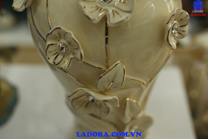 bình hoa trang trí được chế tác rất kỳ công và tỷ mỉ