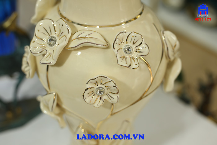 những bông hoa đắp nổi trên bình hoa trang trí