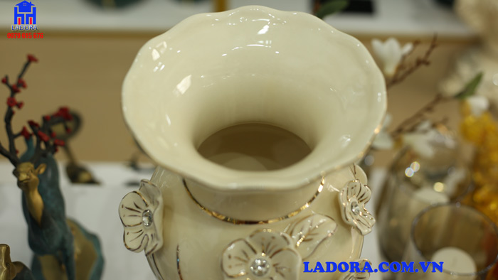 miệng bình hoa trang trí được tạo hình một cách tinh tế và xinh xắn