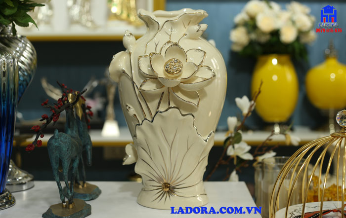 bình hoa gốm sứ trang trí nội thất với vẻ đẹp tinh xảo