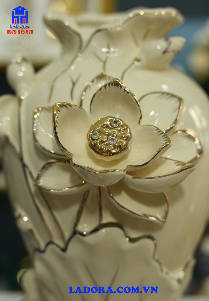 bình hoa trang trí nội thất với bông hoa sen được đắp nổi hết sức tinh tế