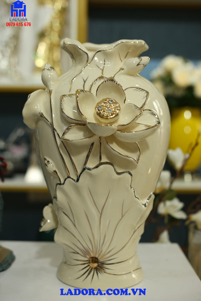 kích thước chất liệu của chiếc bình hoa trang trí nội thất bông hoa sen
