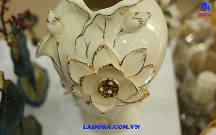 ý nghĩa phong thủy của bông hoa sen trên chiếc bình hoa trang trí nội thất