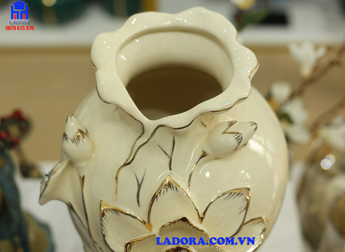 miệng bình gốm sang trọng và thanh lịch