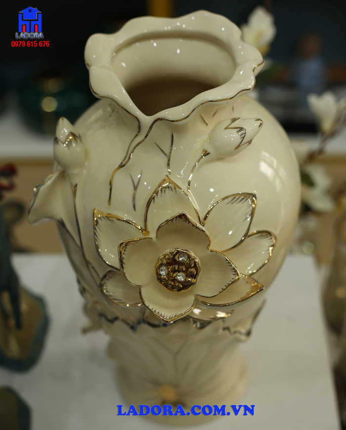 ý nghĩa phong thủy của bông hoa sen trên chiếc bình hoa trang trí nội thất