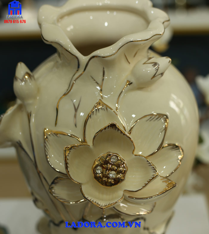 ý nghĩa của biểu tượng bông hoa sen trên chiếc bình gốm trang trí