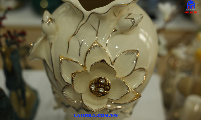 đường nét vẽ vàng cao cấp trên bình hoa trang trí nội thất