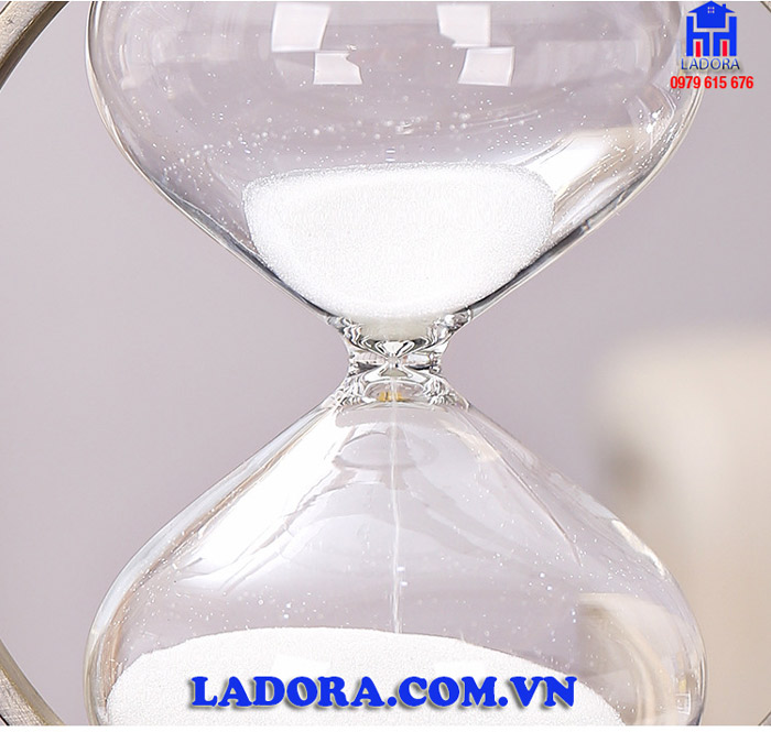 đồng hồ cát biểu trưng cho hiện tại, tương lai và quá khứ