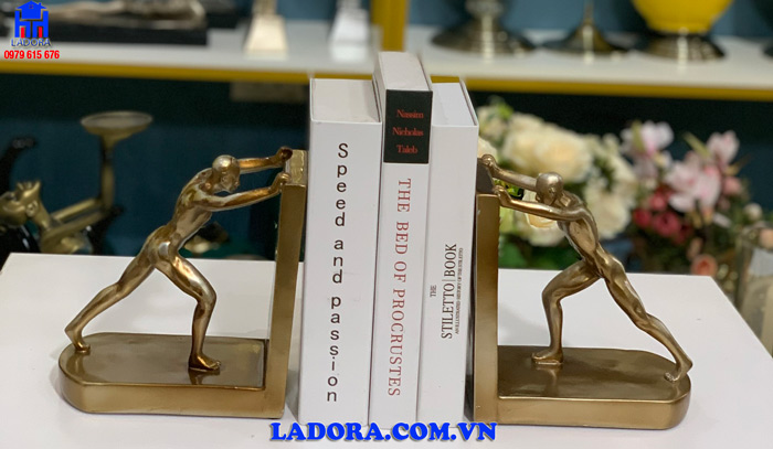 kệ chặn sách lực sỹ được thiết kế sáng tạo hết sức độc đáo