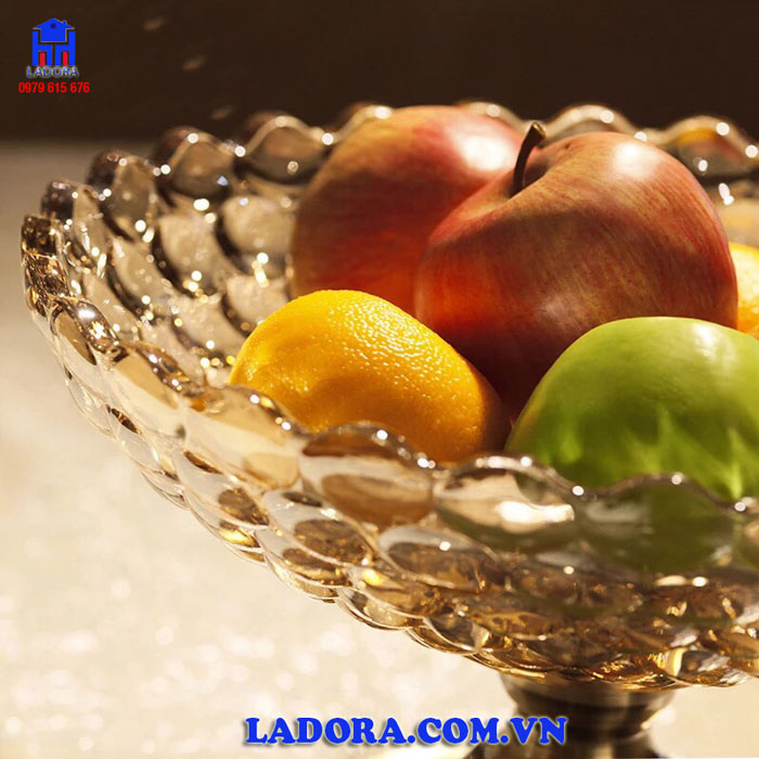 khay đựng hoa quả đem lại cho không gian phòng khách sự ấn tượng và độc đáo