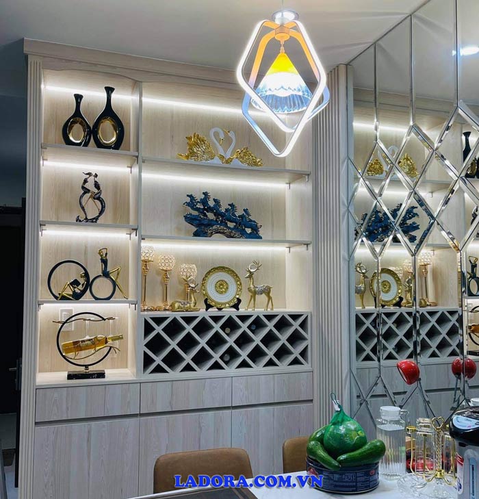 chọn đồ decor trang trí kệ tủ theo màu sắc tương phản