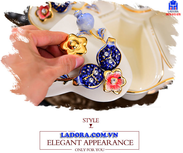 hoa văn được đắp nổi trên nắp khay mứt hết sức tinh xảo