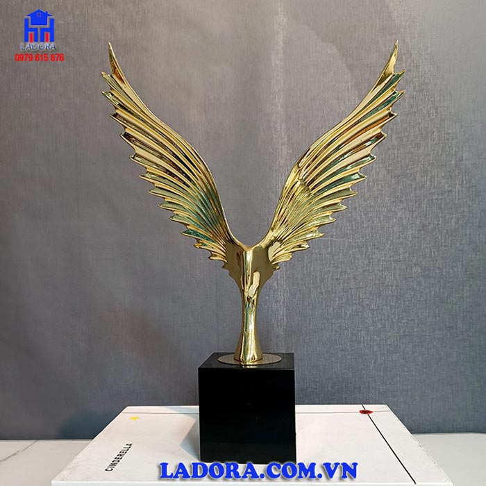 tượng decor cánh chim biểu trưng cho khát vọng mạnh mẽ