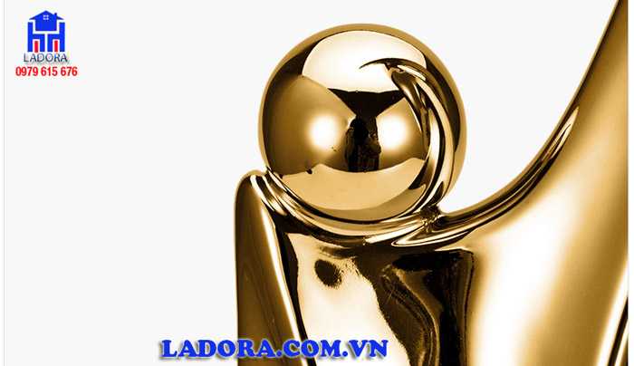 viên tinh cầu là điểm nhấn của biểu trưng kho báu