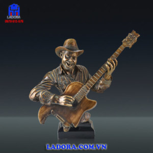 tượng trang trí nghệ sỹ đánh đàn guitar tại ladora