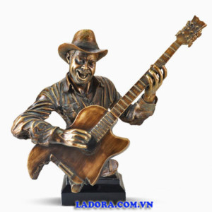 tượng trang trí nghệ sỹ đánh đàn guitar tại ladora