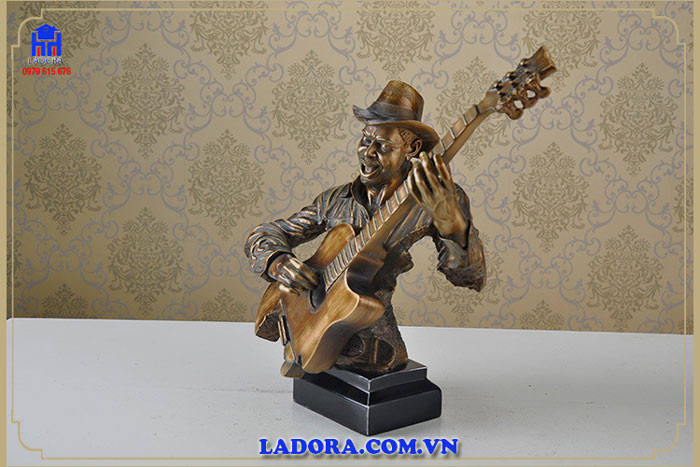 tượng decor người đánh đàn guitar tại ladora