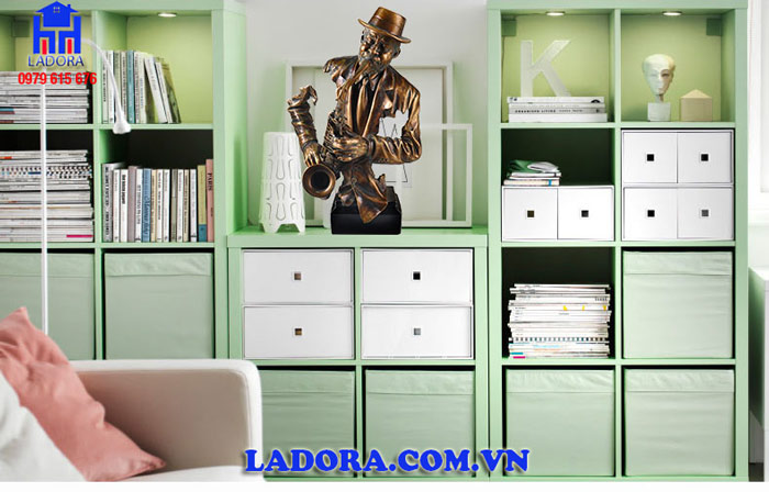 tượng người thổi kèn trang trí trong phòng làm việc