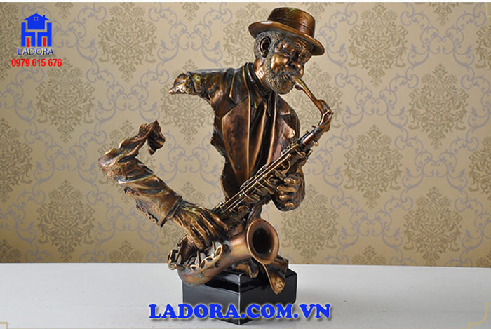 tượng nghệ sỹ thổi kèn trang trí phòng khách đem lại sự kết nối cho các thành viên trong gia đình