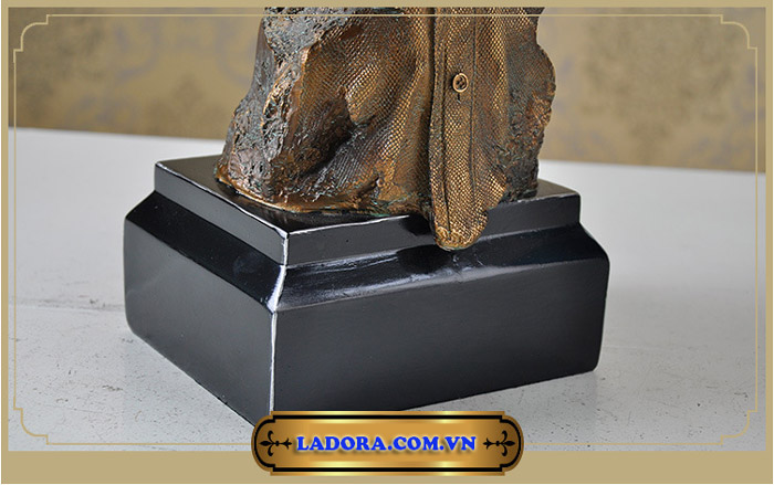 hình ảnh chi tiết trên tượng âm nhạc