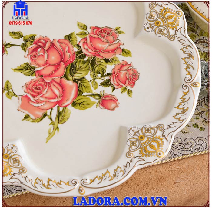 những khóm hoa xinh đẹp trên khay mứt sống động