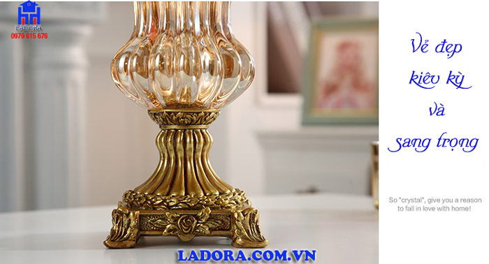 vẻ đẹp kiêu kỳ và sang trọng trên chiếc lọ hoa