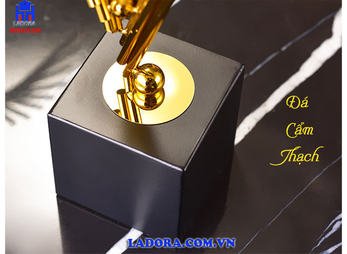 chân đế được làm từ đá cẩm thạch