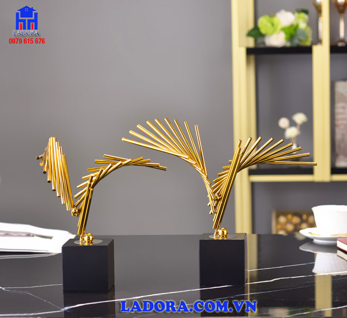 đôi cánh được trang trí trong phòng làm việc hay phòng khách