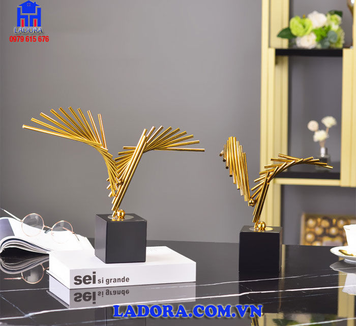 tượng decor nghệ thuật đôi cánh tại ladora shop