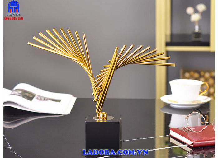 tượng decor đôi cánh được sáng tạo một cách sống động