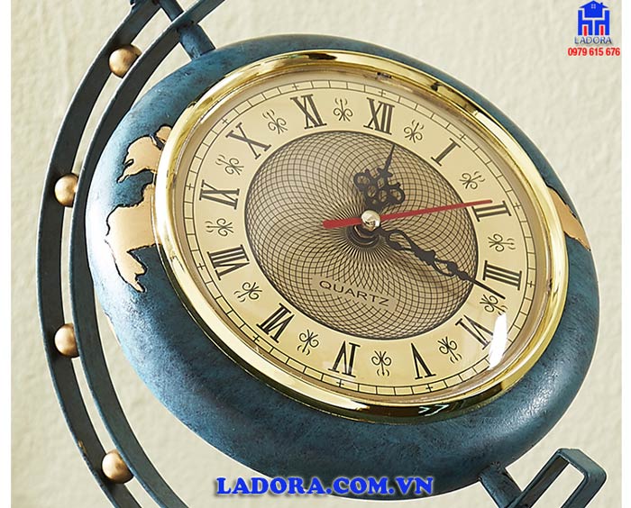 hình ảnh chi tiết trên đồng hồ để bàn địa cầu