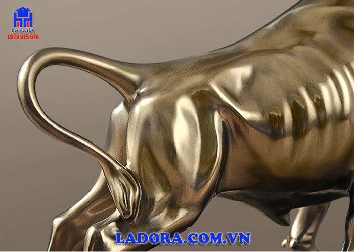 chi tiết sống động và chân thực trên tượng con trâu tại ladora