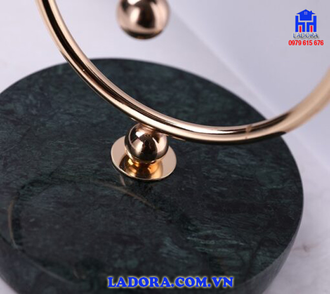 Hình ảnh chi tiết trên chiếc đồng hồ xinh đẹp