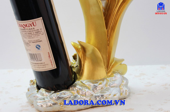 Hình ảnh chi tiết trên Kệ rượu vang thiếu nữ suy tư