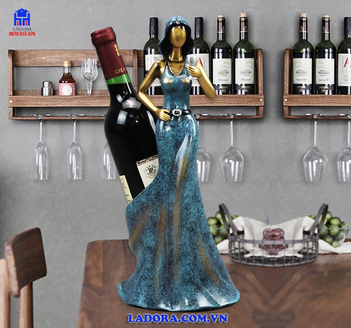 kệ rượu cô gái với chiếc vạy dạ tiệc rất cuốn hút