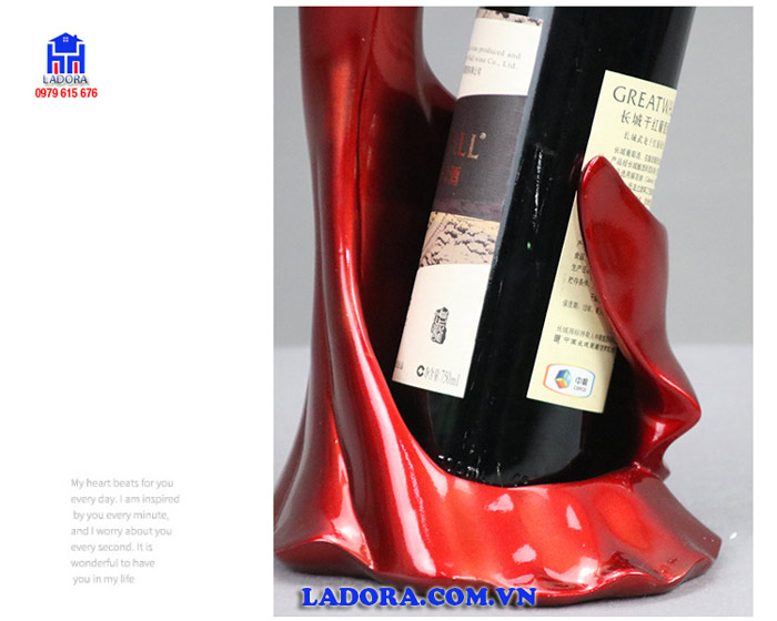 những hình ảnh chi tiết trên kệ rượu vang