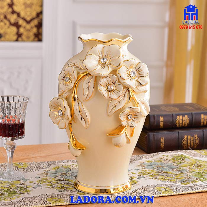 sét bình gốm với những bông hoa xinh đẹp tràn đầy sức sống