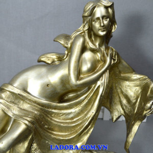 kệ để rượu vang cô gái khỏa thân xinh đẹp